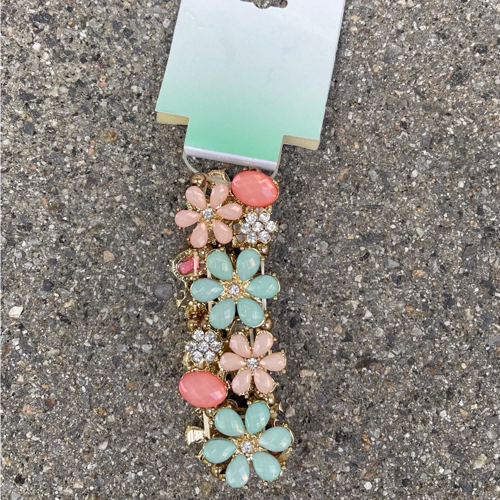 NEW Stretch flower bracelet with cz and faceted pastel colored beads, cute!